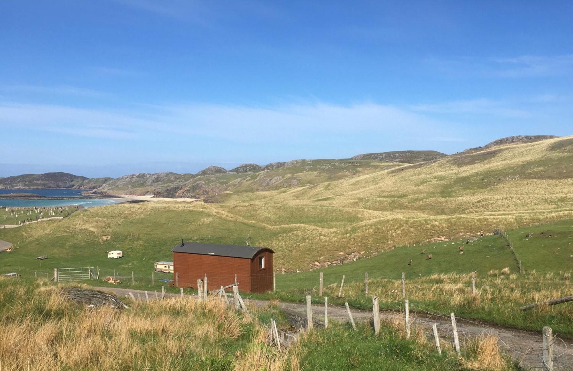 Eco Crofters Wagon By The Beach Oldshoremore Exterior photo